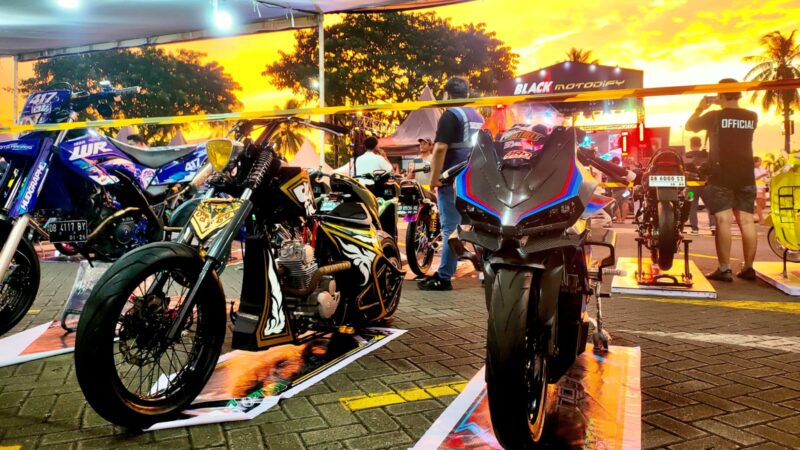 Rahman Tio Tampilkan Motor milik arsitek Rahman Tio ikut Black Motodify Manado. Gaya American copper, pakai mesin Tiger dan double velg Avanza. (foto: aksaranews.com)