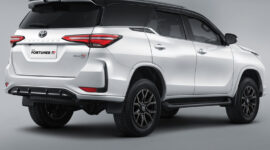 Toyota Fortuner GR-Sport 4×2 hadir dengan tampilan sporty ala Gazoo Racing, mesin diesel 2.4L, harga mulai Rp 624 juta.