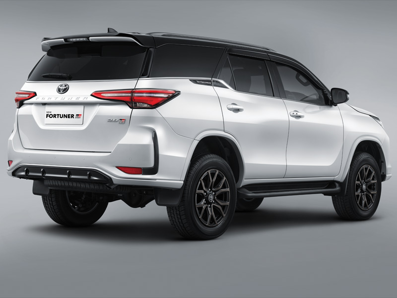 Toyota Fortuner GR-Sport 4×2 hadir dengan tampilan sporty ala Gazoo Racing, mesin diesel 2.4L, harga mulai Rp 624 juta.